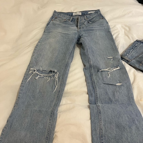 Aritzia Denim Forum Joni High-Riss Jeans, size 26, 29L, subtle rips - Picture 2 of 7